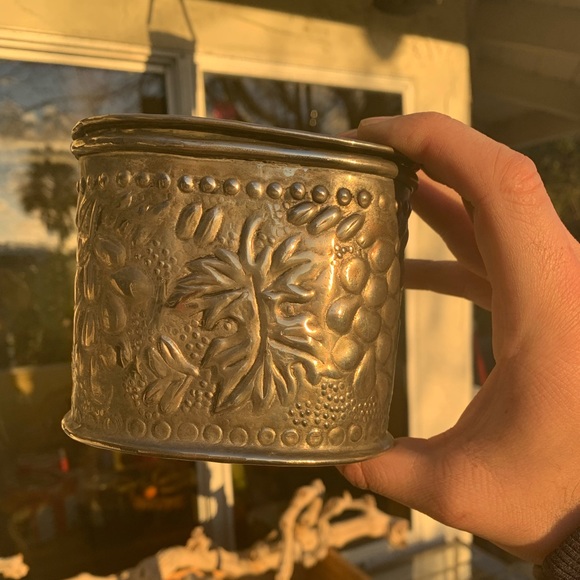 Free shipping! Vintage Silver Metal Box ~Grape & Vine Design~ - Picture 10 of 10